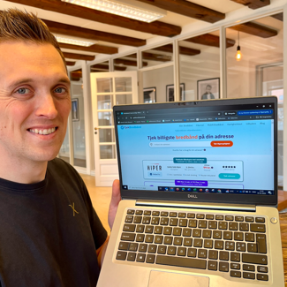 Medarbejder der viser Tjekbredbånd siden